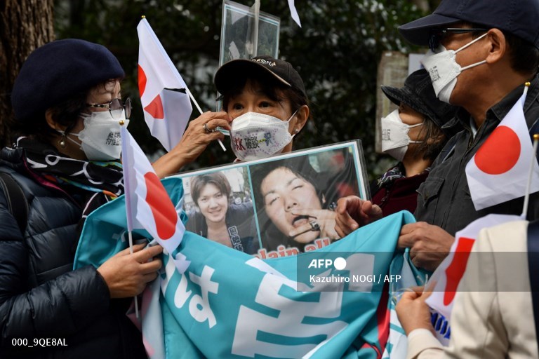 Warga Jepang ambil bagian dalam pawai untuk memprotes pernikahan antara Putri Jepang Mako dan Kei Komuro di Tokyo pada 26 Oktober 2021.
