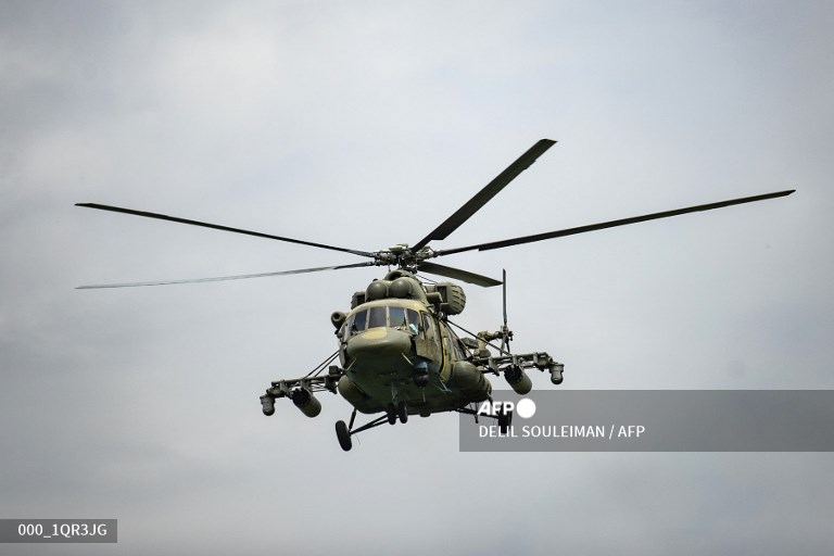 Helikopter militer Mil Mi-17 angkatan udara Rusia terbang di atas patroli militer gabungan Turki-Rusia di pedesaan kota Darbasiyah, Suriah, dekat perbatasan Turki di provinsi timur laut Hasakah, pada 22 April 2020.