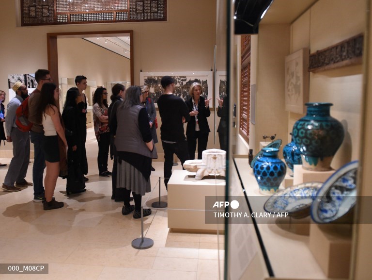 Orang-orang mendengarkan kurator di Metropolitan Museum of Art pada 24 Februari 2017.